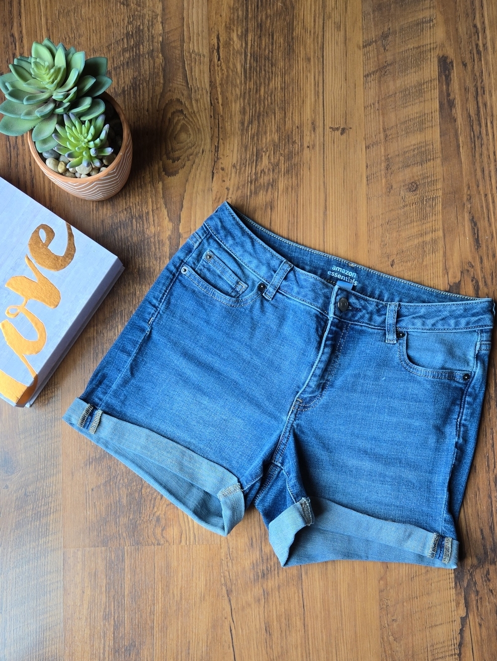 Amazon Essentials Women's Medium Blue Denim Mid-Rise Roll-Cuff Jean Shorts 8